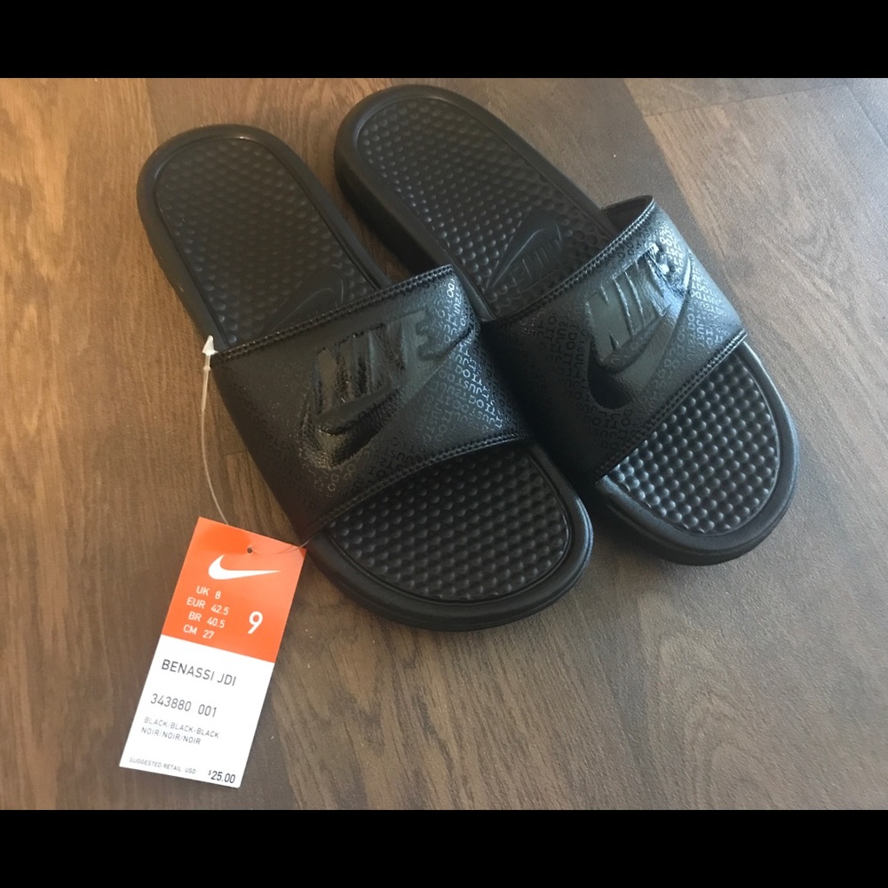 NWT NIKE BENASSI SLIDES SIZE 9